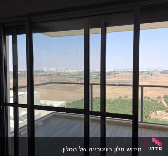 מרפסת עם דלתות זכוכית ונוף פתוח